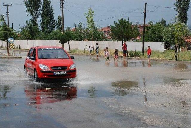 Isparta'da Yağış Hayatı Felç Etti