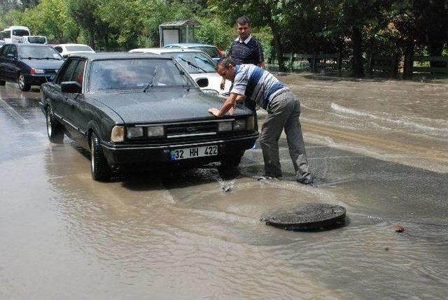 Isparta'da Yağış Hayatı Felç Etti