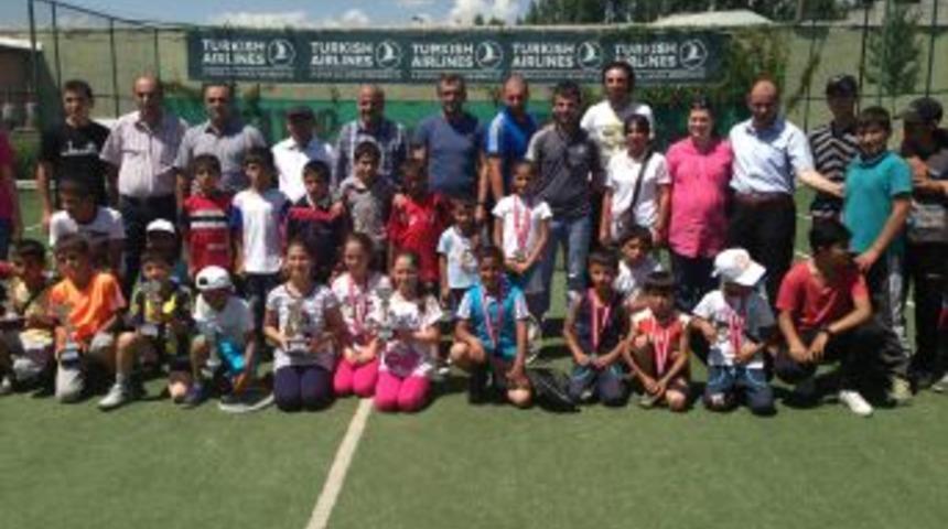 Ağrı'da Yaz Kupası Tenis Turnuvası Sona Erdi
