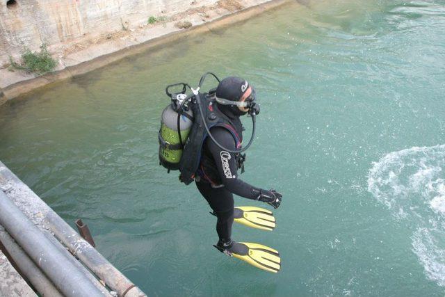 Polis, Sulama Kanalında Kaybolan &Ccedil;ocuğu Arıyor 1