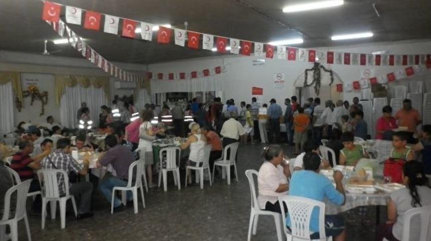 Urla Kızılay Şubesi İftar Yemeği Verdi