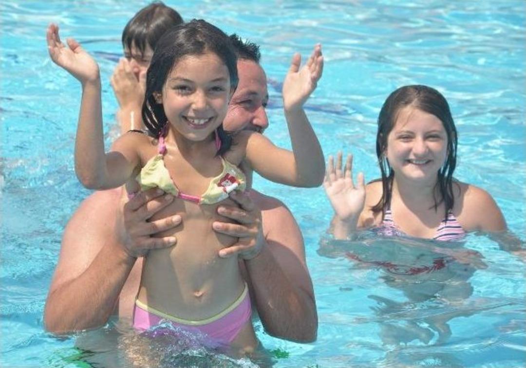 İlk Defa Havuzda Y&uuml;zmenin Tadını &Ccedil;ıkardılar