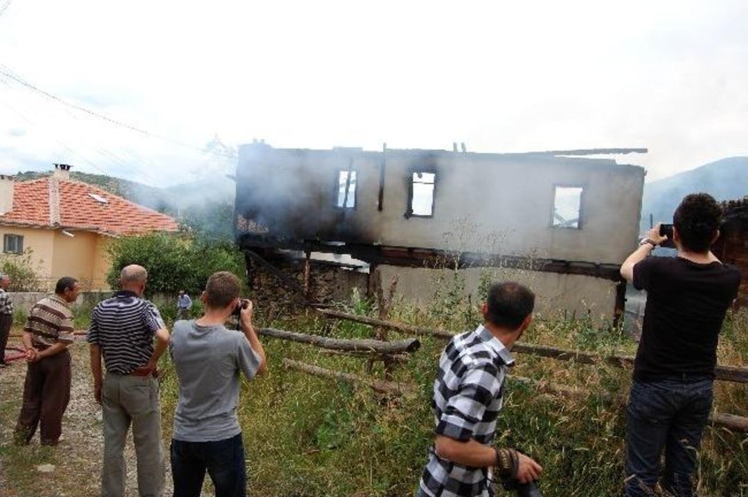 Taşk&ouml;pr&uuml;'de Yangın