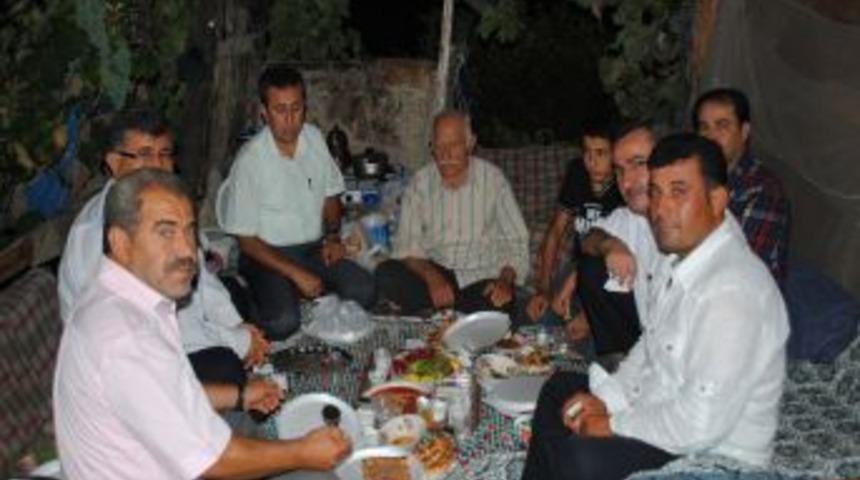 M&uuml;ft&uuml;l&uuml;k Personeli, Yardıma Muhta&ccedil;ları Evinde Ziyaret Ederek Iftar Yapıyor