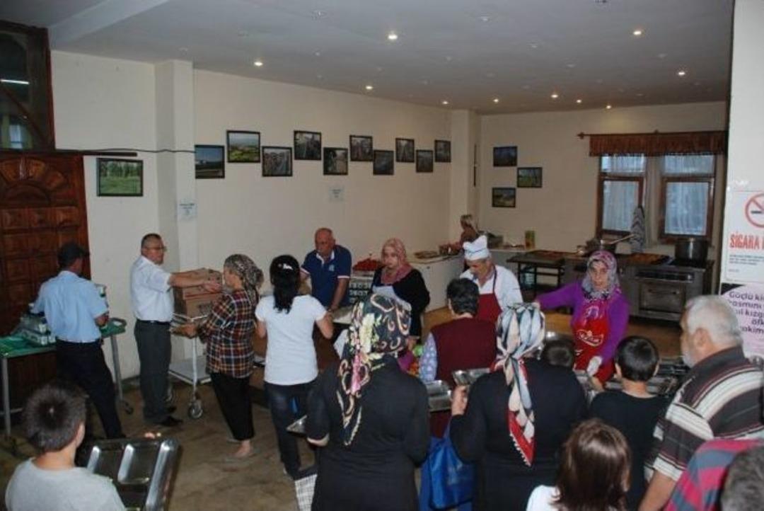 Hayırseverlerden Her Akşam 400 Kişilik İftar Yemeği