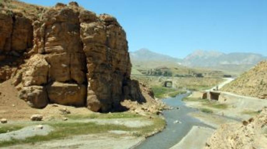 Başkale Kaymakamı B&uuml;y&uuml;kk&ouml;se, Sit Alanındaki Tahribatı Engelledi