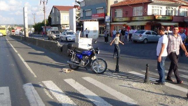 Motosiklet Yayaların Arasına Daldı: 1 Yaralı 2