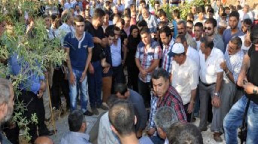 Hollanda'da &Ouml;ld&uuml;r&uuml;len Kickbokscu Volkan D&uuml;zg&uuml;n Midyat&rsquo;ta Toprağa Verildi