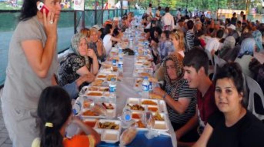Edirne Polisi Bin 200 Kişiye Iftar Yemeği Verdi