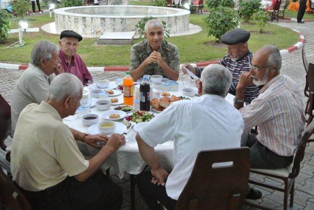 Vali Cerrah Huzurevi Sakinleriyle Iftar Yaptı