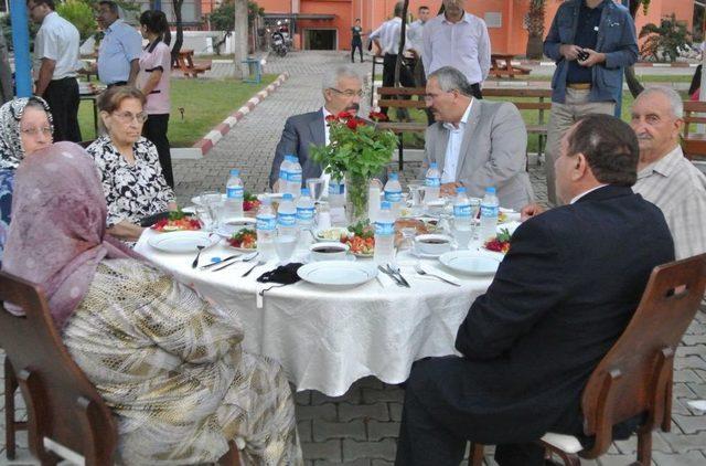 Vali Cerrah Huzurevi Sakinleriyle Iftar Yaptı