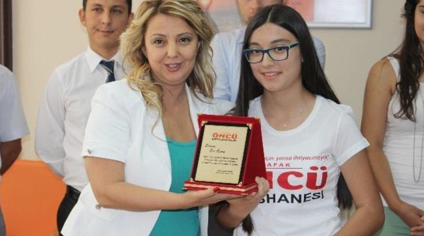 Uşak Sbs Birincisi Ece &Ouml;zsoy&rsquo;a Dershanesinden &Ouml;d&uuml;l