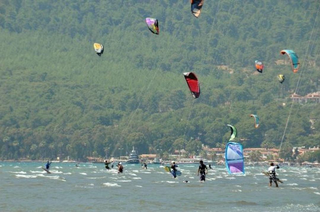 R&uuml;zgar Ve Dalgalarla G&ouml;kova'da Dans