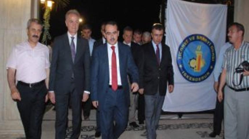 Bakan Ergin, Işadamları Ile Iftar Yemeğinde Buluştu