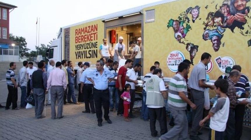 İhh, Bin 500 Kişi&rsquo;ye İftar Yemeği Verdi