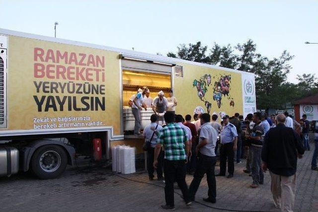 İhh, Bin 500 Kişi&rsquo;ye İftar Yemeği Verdi 1