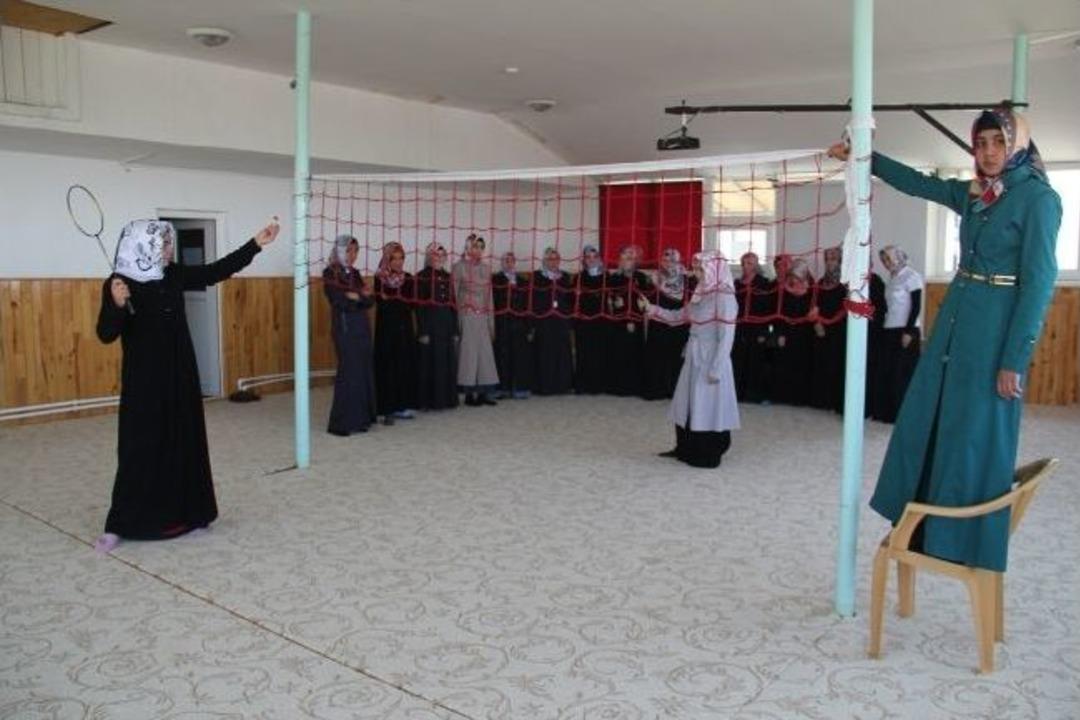 Kız Kur&rsquo;an Kursu&rsquo;nda Badminton Keyfi