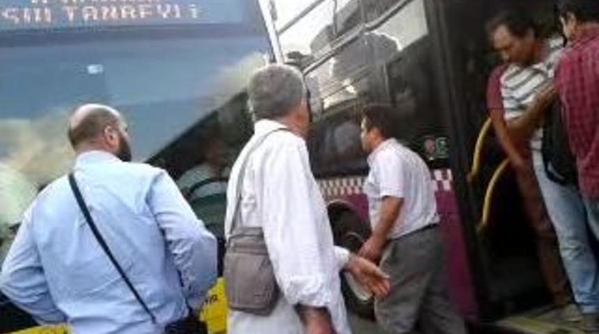 &Ouml;fkeli Otob&uuml;s Şof&ouml;r&uuml;n&uuml; Yolcular Zor Ikna Etti