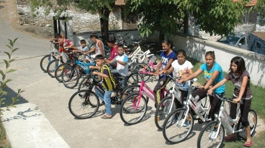 Karabıyık Aracı Oldu, 18 Minik Sevindi