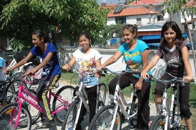 Karabıyık Aracı Oldu, 18 Minik Sevindi 2