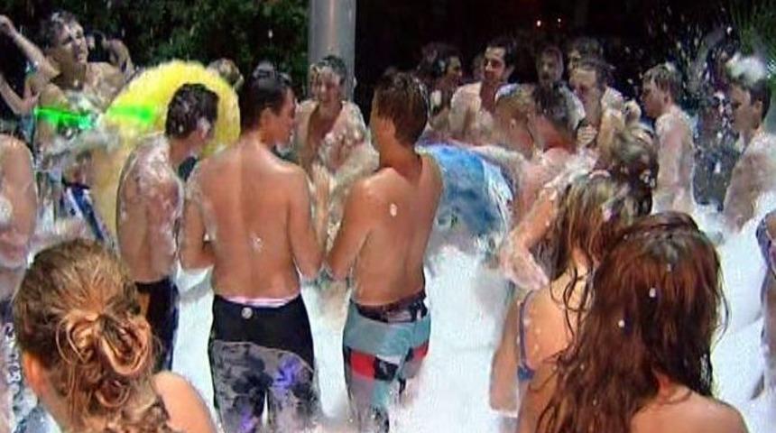 Marmaris&rsquo;te Su Parkında Gece Partisi