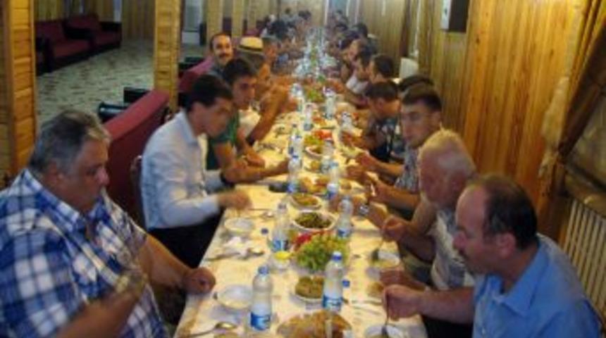 &Uuml;nye &Ccedil;ınar-Der, &Uuml;yeleri Ile Iftarda Buluştu