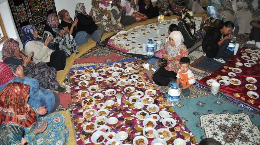 Altay K&ouml;yl&uuml; Kazaklar, S&uuml;tl&uuml; &Ccedil;ay Ile Iftar A&ccedil;ıyor