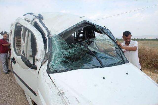 İftar Yemeği G&ouml;t&uuml;ren Kamyonet Takla Attı: 3 Yaralı 1