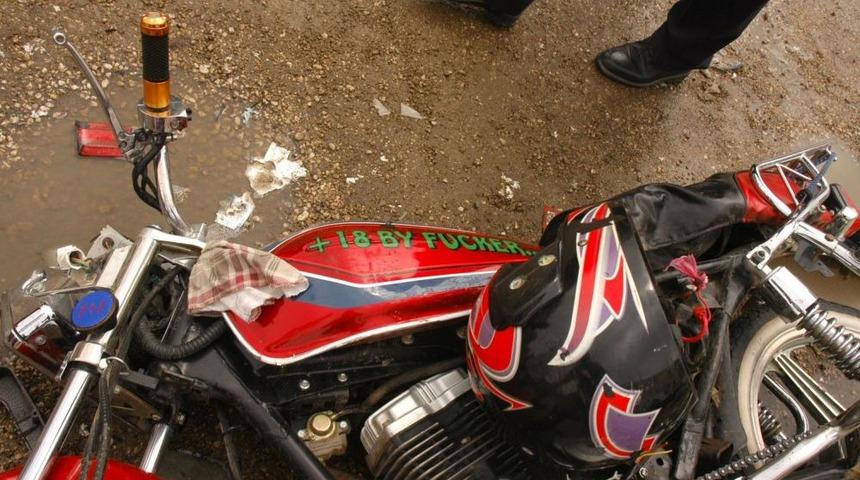 İşyerlerinin &Ouml;n&uuml;nde Olan Trafik Kazasını G&ouml;ren Kadın Bayıldı