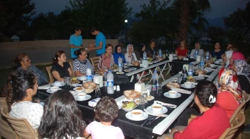 Ak Kadınlar İftarda Buluştu