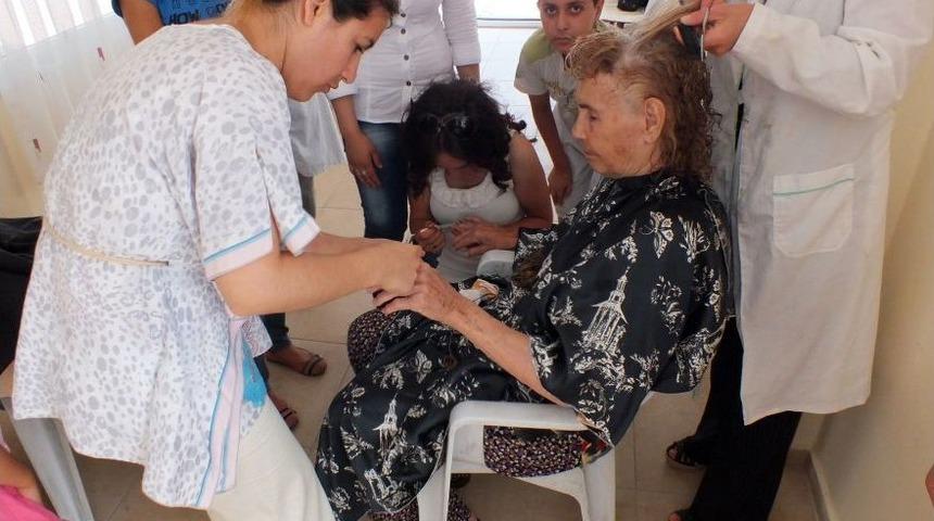 Kursiyerlerden Huzurevindeki Yaşlılara Sa&ccedil; Ve Cilt Bakımı