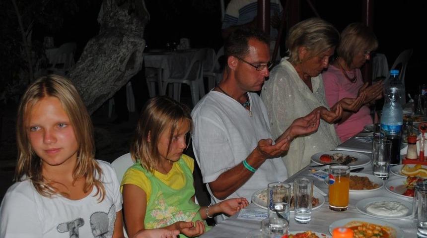 Yerleşik Yabancılar, Iftarda Bir Araya Gelecek