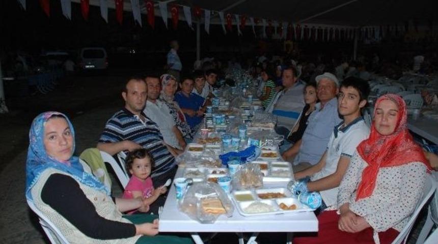 İzmit'te Mahalle İftarları Devam Ediyor