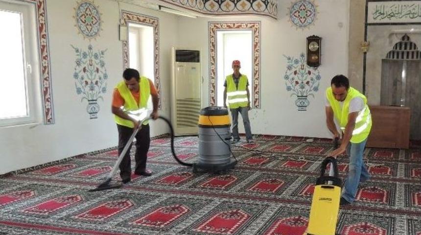Aksu&rsquo;da Camilerde Bayram Temizliği
