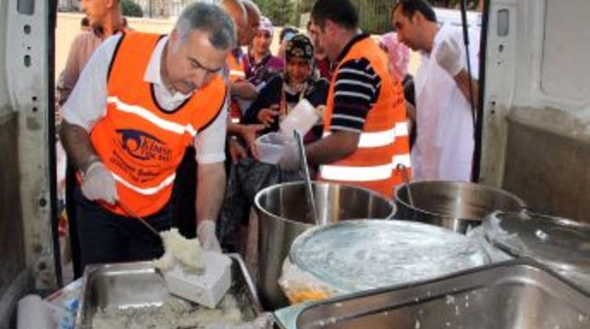 Milletvekili Cemal Yılmaz Demir, Ihtiya&ccedil; Sahiplerine Sıcak Yemek Dağıttı