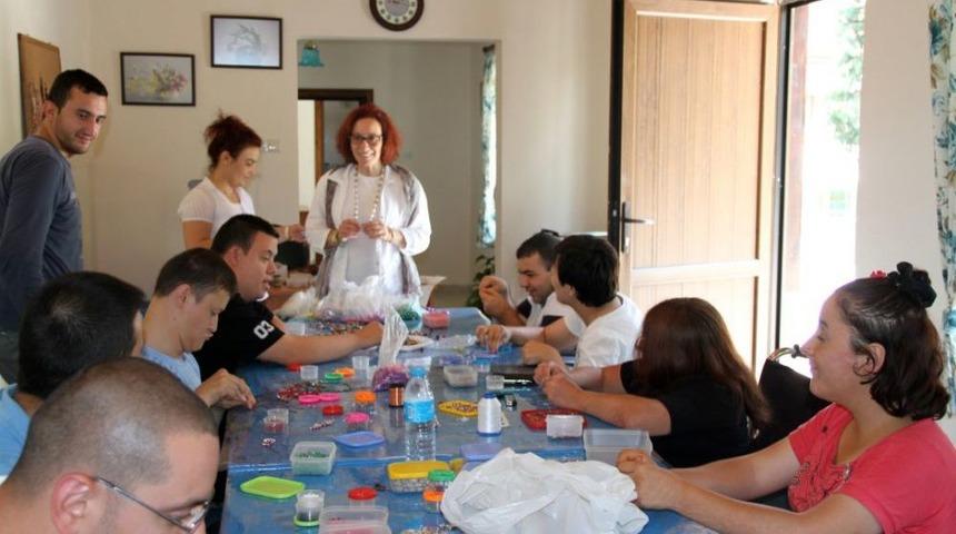Engelsiz At&ouml;lye Y&uuml;zleri G&uuml;ld&uuml;r&uuml;yor