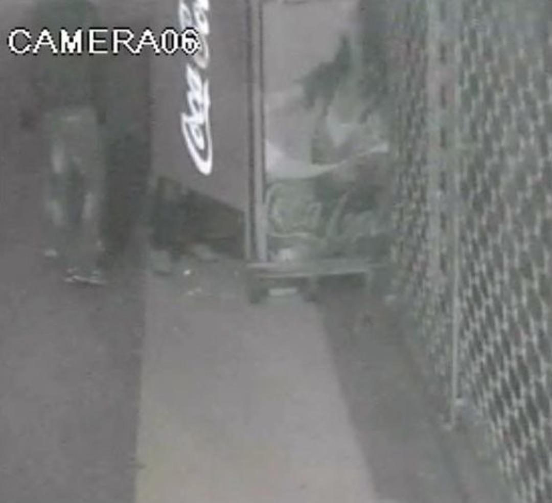 (&ouml;zel Haber) Hırsızlar Kola Dolabını Patlatıp İ&ccedil;ecekleri &Ccedil;aldı