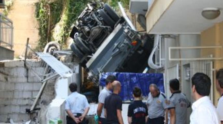10 Metreden D&uuml;şen &Ccedil;&ouml;p Kamyonundaki Iki Kişi &Ouml;ld&uuml;, Bir Kişi Yaralandı