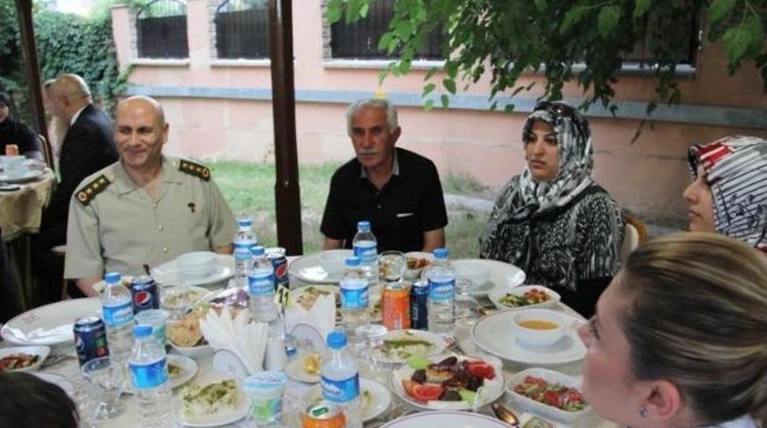 Kolordu Komutanından Şehit Yakınlarına İftar Yemeği