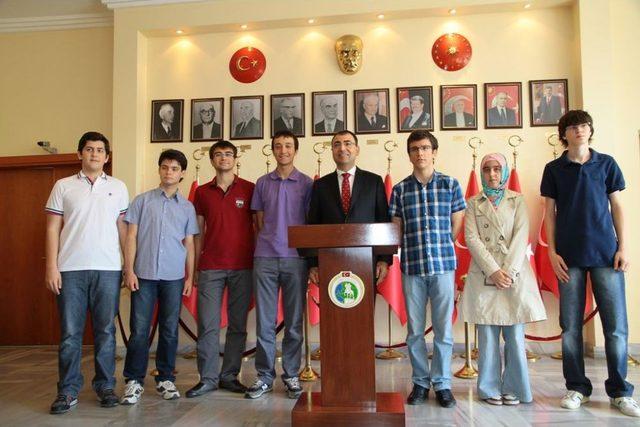 LYS Türkiye Şampiyonlarına İzmir Valisi nden Altın 2