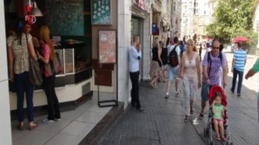 Gezi Mağduru Taksim Esnafı M&uuml;şterilerini Bekliyor