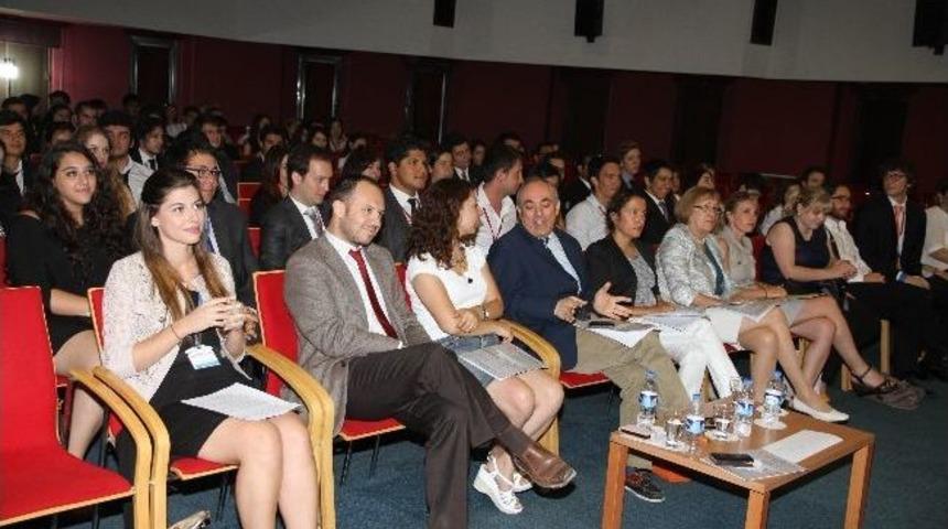 D&uuml;nya Barışı İe&uuml;&rsquo;de Kurgulandı