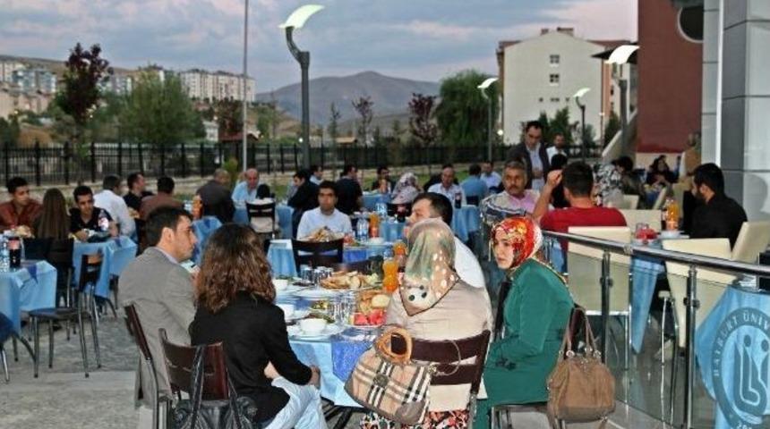 Bayburt &Uuml;niversitesi Personeli İftarda Bir Araya Geldi