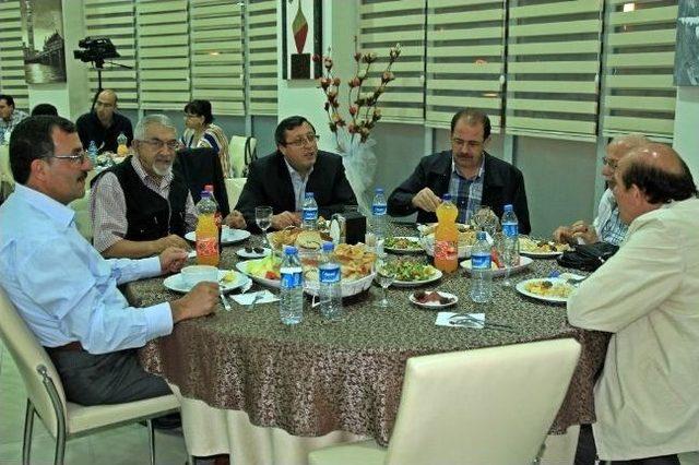 Bayburt &Uuml;niversitesi Personeli İftarda Bir Araya Geldi 1