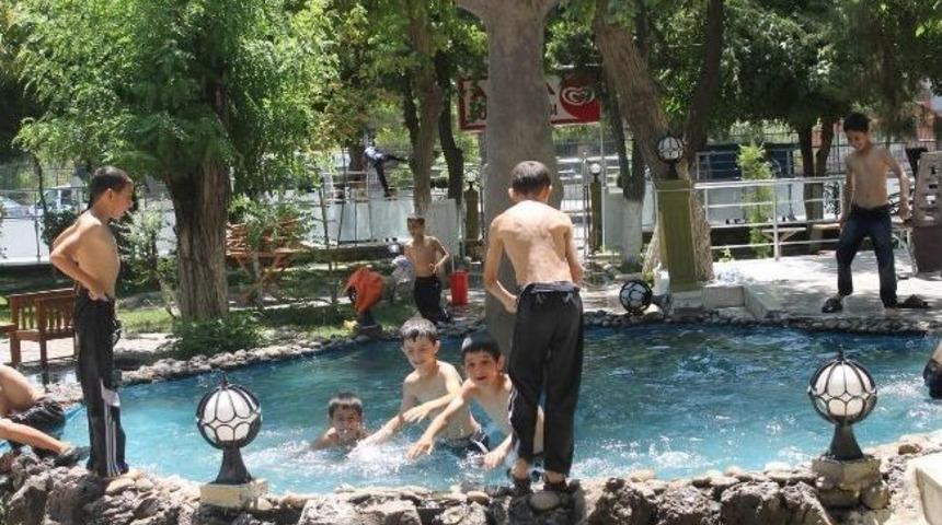 Sıcaklardan Bunalan &Ccedil;ocuklar S&uuml;s Havuzlarında Serinliyor