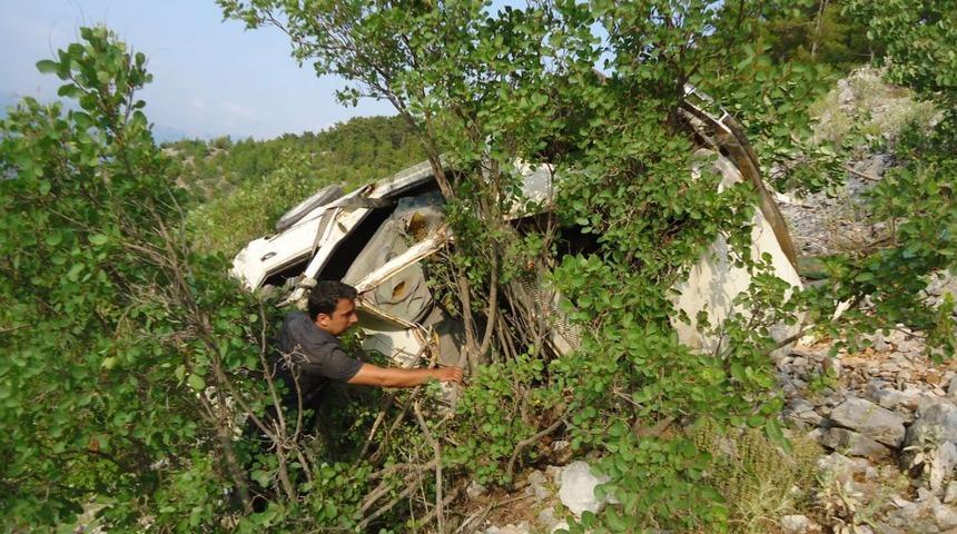 Karı-koca U&ccedil;uruma U&ccedil;an Otomobilden Ağır Yaralı Kurtuldu