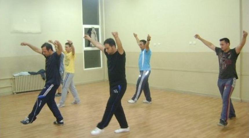 Halk Oyunu &Ouml;ğreniyorlar