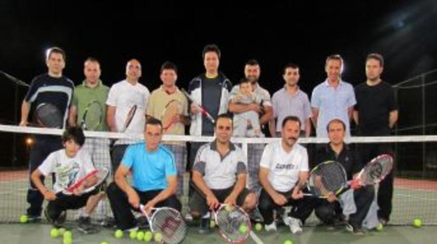 Oru&ccedil;lu Olup Spor Yapamayanlar I&ccedil;in Sahurda Tenis Turnuvası D&uuml;zenlendi