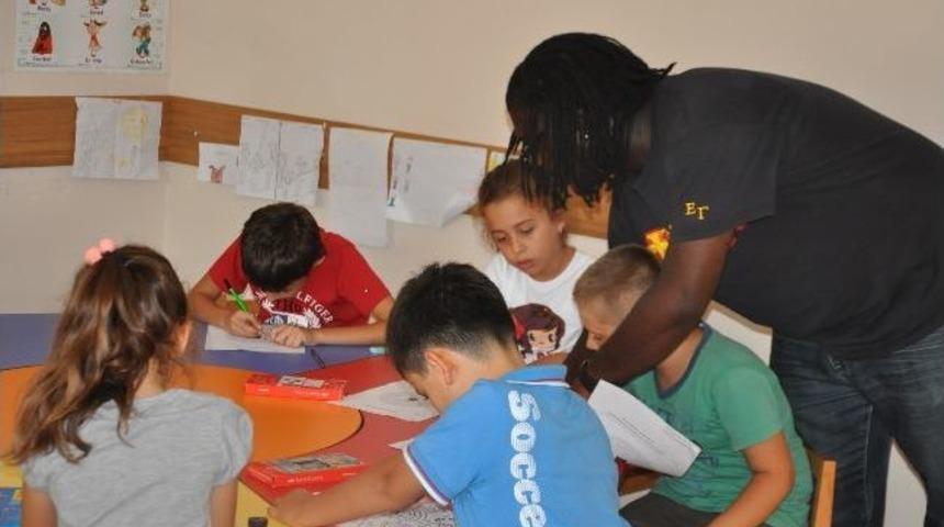 &Ccedil;ocuklar Hem Eğleniyor Hem De İngilizce &Ouml;ğreniyor