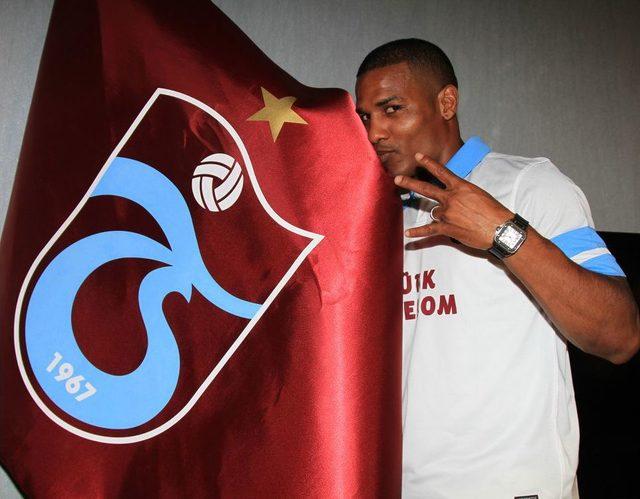 Trabzonspor'da, Malouda Takım Arkadaşlarıyla Tanıştı